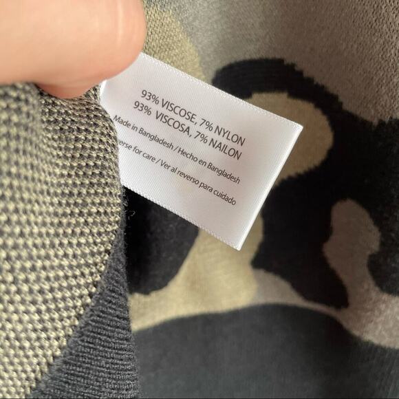 Isaac Mizrahi camouflage long sleeve sweater - Picture 9 of 10
